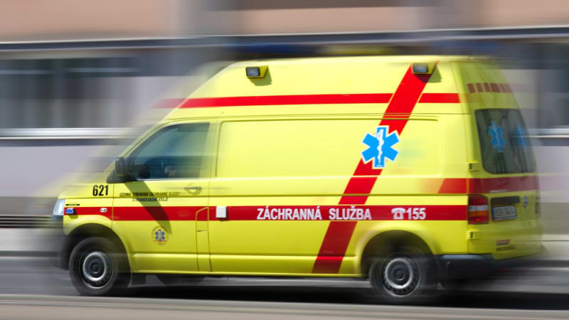 Auto srazilo v Kunraticích maminku s kočárkem a malou holčičku. Řídil ho 81letý senior.