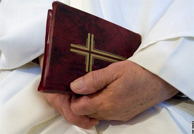 Muž nařčený z nemravností u biskupa končí, v minulosti zneužíval děti
