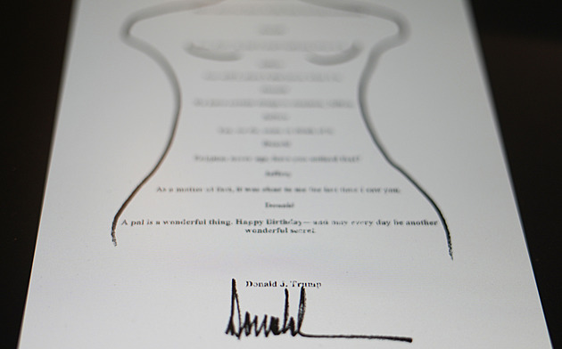 Podpis v ženském klíně. Demokraté ukázali dopis, jenž prý Trump poslal Epsteinovi