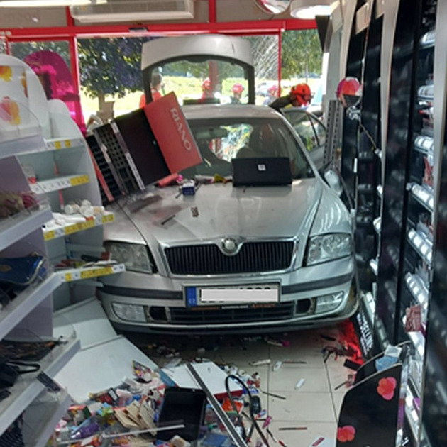 Auto prorazilo vchod drogerie a mezi regály smetlo ženu. Řidič si spletl pedály