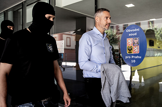 „Dva a půl milionu, nádhera, ne?“ O čem si tajně povídali obžalovaní z Dozimetru