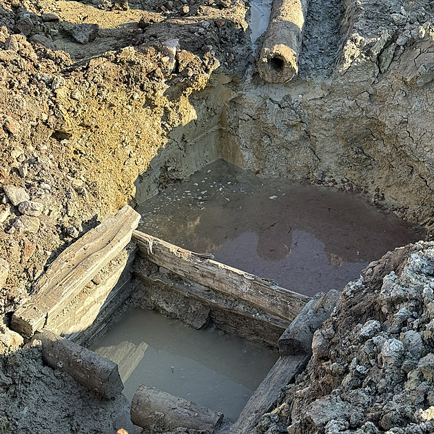 Archeologové našli u Brna unikátní dřevěný vodovod, tvoří ho tři kmeny s šachtou