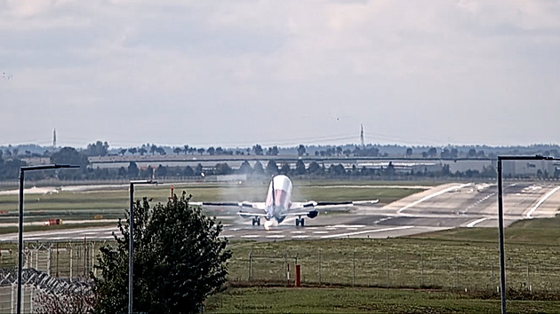 VIDEO: Tvrdé přistání na pražském letišti. Airbus z Londýna zavadil o ranvej
