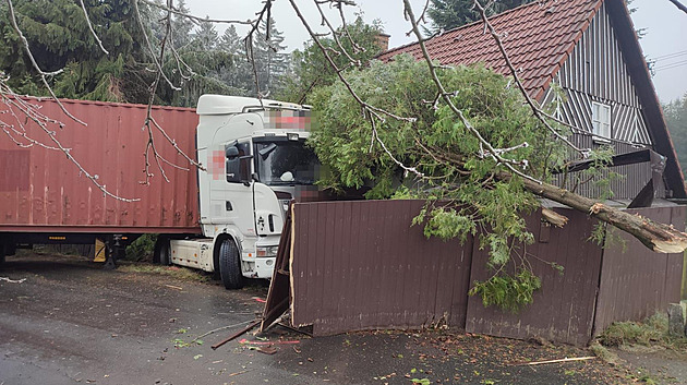 Chalupa roky vyčnívala do silnice, po nárazu kamionu ji museli zbourat