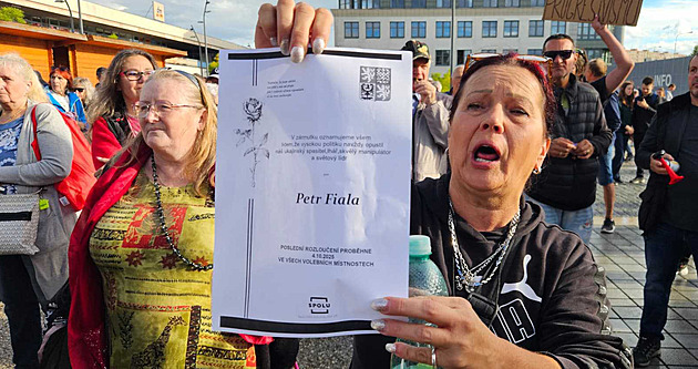 Premiér Fiala přijel na Ostravsko. Táhni na Západ, pokřikovali na něj lidé