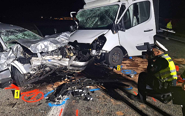 Při předjíždění se auto srazilo s dodávkou, spolujezdkyně viníka nehody zemřela