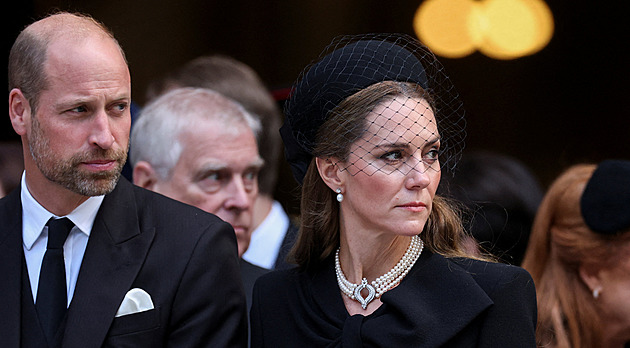 Princezna Kate ctí královskou symboliku. Na pohřbu měla perly Alžběty II.
