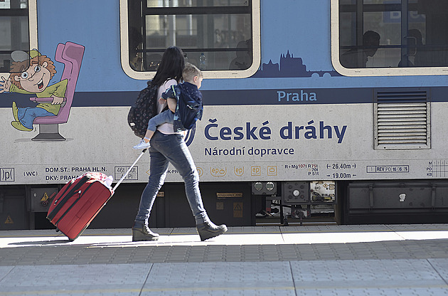 Vlaky mezi Prahou a Ústím nad Labem stojí, jedna souprava patrně jela na červenou