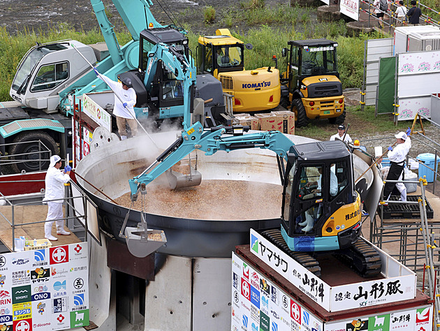 V Japonsku uvařili v obřím hrnci 40 tisíc porcí polévky. Míchat ji musely bagry