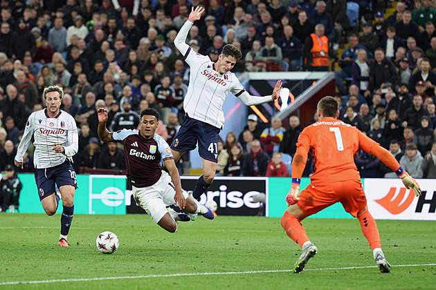 Vitík zavinil penaltu, tragický Watkins ji ale neproměnil. Jak to, že ještě neskóroval?