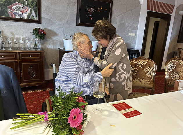 Zeman slavil narozeniny, dostal knihu o Hitlerovi. Jako dar si přeje výměnu vlády