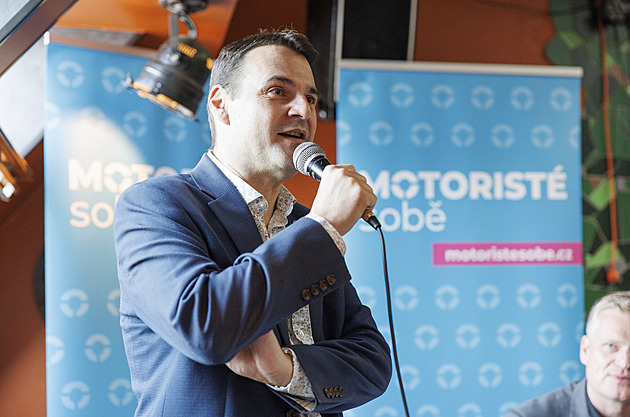 Motoristé by se nedostali do Sněmovny, ukazuje průzkum. SPOLU a Piráti rostou