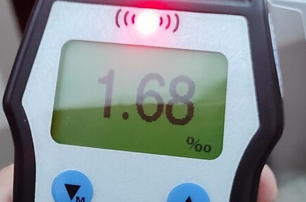 Opilá školačka sotva chodila. Lahev alkoholu dostala od mladíka v parku, tvrdila