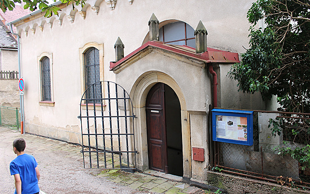 Vitráže i podlahy. Husitská církev vrací synagoze v Hořicích původní tvář