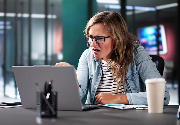 Klientka chtěla podvodníkům poslat 1,5 milionu. Peníze jsme jí uchránili, říká expert