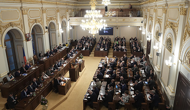 Nejdřív Sněmovna, potom teprve vláda. O důvěru by mohla žádat někdy kolem Vánoc