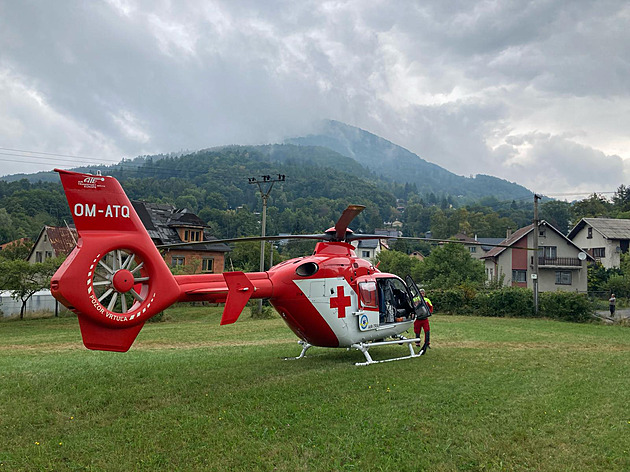 Muž po pádu z elektrokoloběžky skončil v bezvědomí, letěl pro něj vrtulník