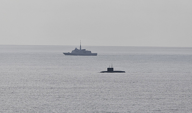 Poškozené plavidlo kulhá domů, vtipkoval šéf NATO na účet ruské ponorky