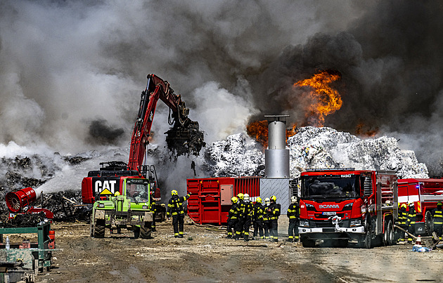 Policie odložila případ obřího požár plastů, příčinou je samovznícení od slunce
