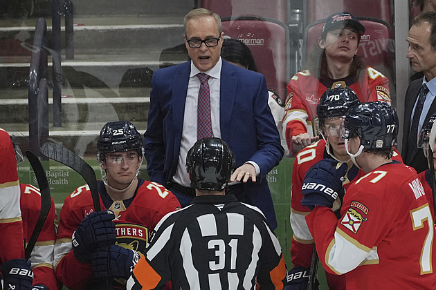 „Oh, sorry!“ lekl se rozhodčí NHL. Omylem zahlásil gól, jeho verdikt v zámoří baví