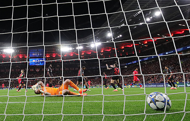 Bez Schicka, ale s ostudou. Leverkusen se po výprasku omlouval fanouškům