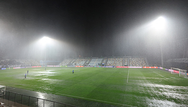 Rijeka - Sparta 0:0, sudí zápas po půli kvůli počasí ukončil, dohrávat se bude v pátek