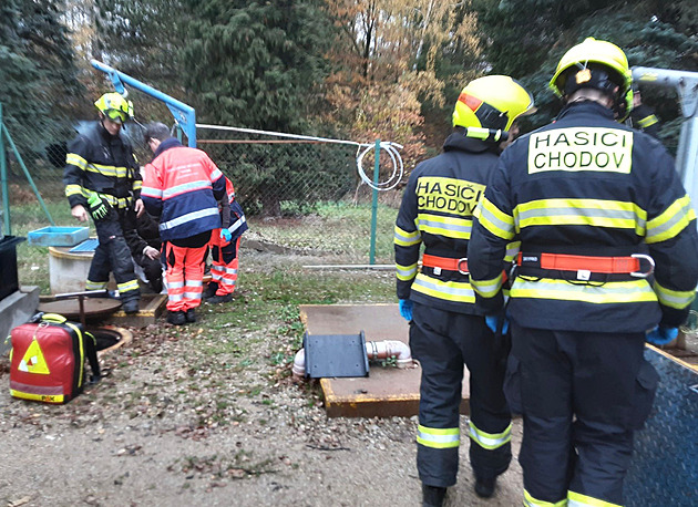 Muž spadl do čtyřmetrové vodovodní šachty, pomoc mu zavolali kolegové