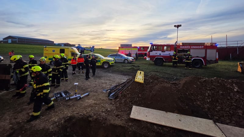 Dělníka v Rymáni na Kladensku zavalila zemina. Nepomohla mu ani náročná a riziková akce