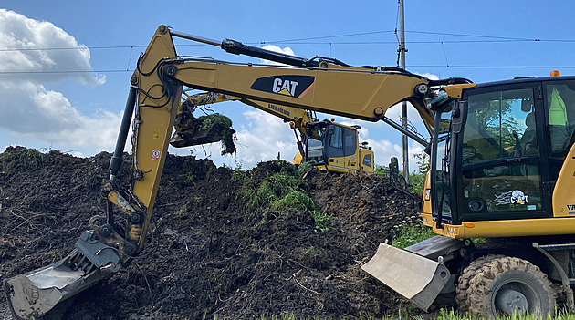 Po osmi minutách odhalili hlavu. Na Kladensku zavalila zemina dělníka, zemřel