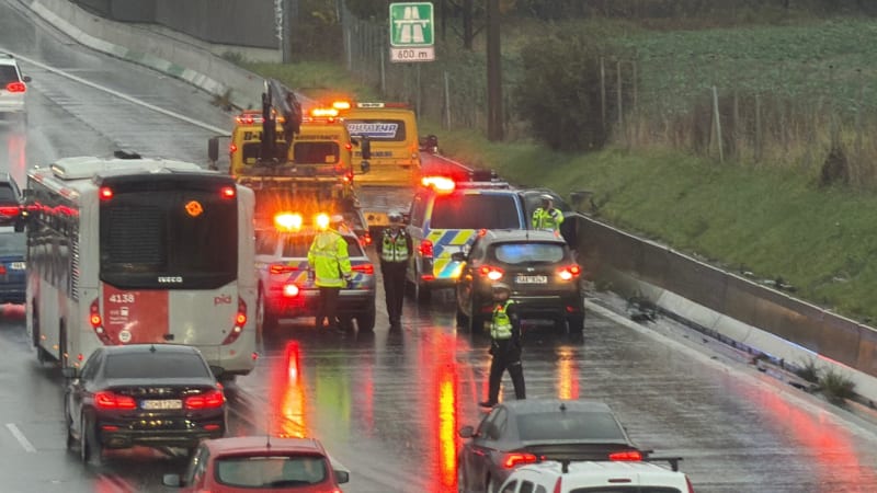 Srážka tří aut na hodinu uzavřela dálnici D1 na okraji Prahy. Dva lidé se zranili
