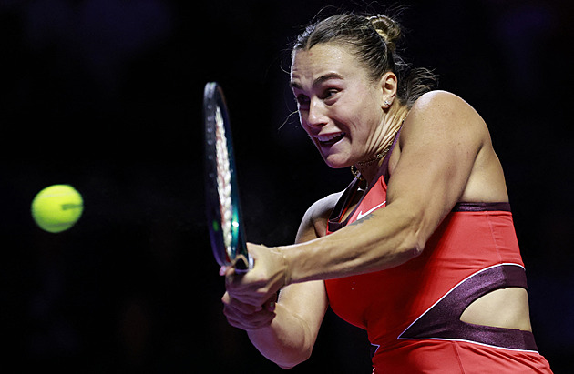 Sabalenková zahájila Turnaj mistryň vítězstvím, Sinner vládne Paříži i žebříčku