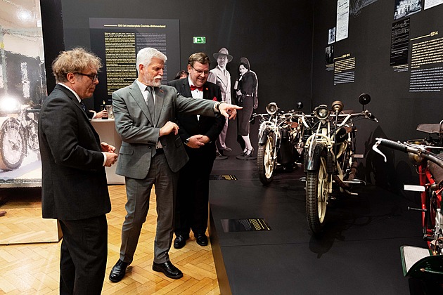 Prezidenta zlákala výstava nejdelších motorek světa, prokázal zasvěcené znalosti
