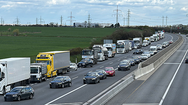 Na D1 v Brně havaroval kamion, kolona před křížením s D2 měla několik kilometrů