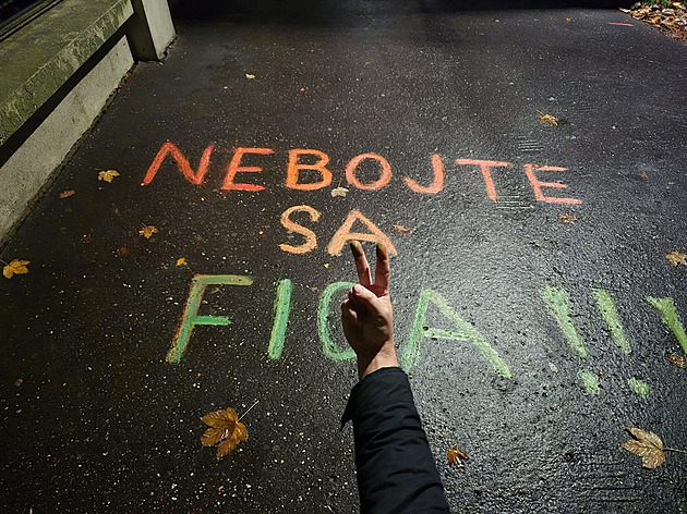 Křídová revoluce. Slovenskem se na podporu studenta šíří nápisy proti Ficovi