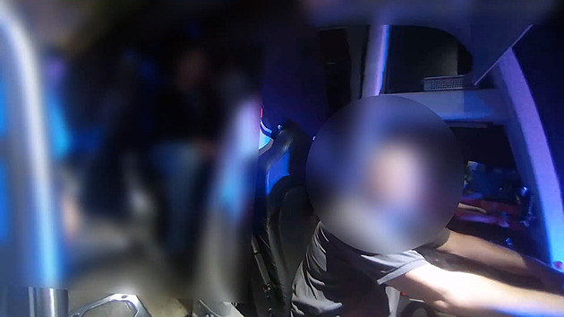 Zběsilá jízda řidiče autobusu. Kličkoval a nezvládl ani dýchnout. Policie ho obvinila