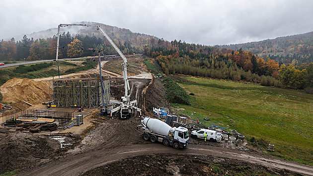 Nepřijatelné. Ve Výběžku kritizují uzavírku klíčové silnice, stát hledá řešení