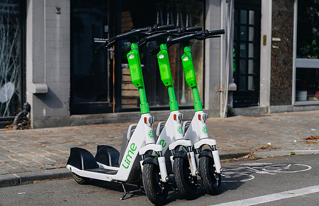 Divoké jízdy opilců i pohozená vozítka. Brno chce noční zákaz sdílených koloběžek