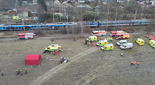 Desítky zraněných při srážce vlaků na jihu Čech. Policie prověřuje obecné ohrožení
