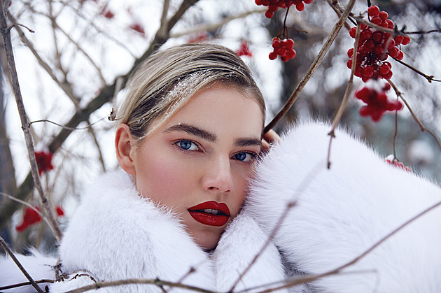 Maxi kabáty slaví návrat. Mladé ženy volí kůži i výrazné kožešiny