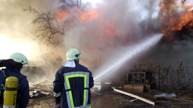 Obří požár haly na brněnském letišti: Platí třetí stupeň poplachu, zásah komplikuje počasí