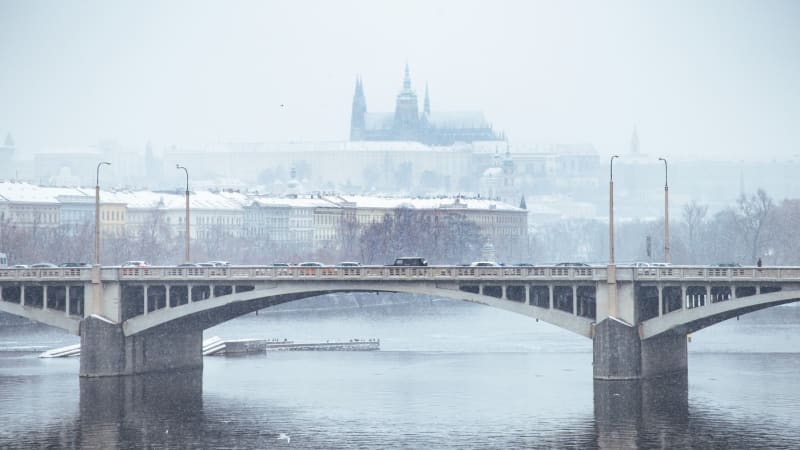 Zamrzly výhybky, nejezdily autobusy. Sníh a mráz zkomplikovaly dopravu v Praze