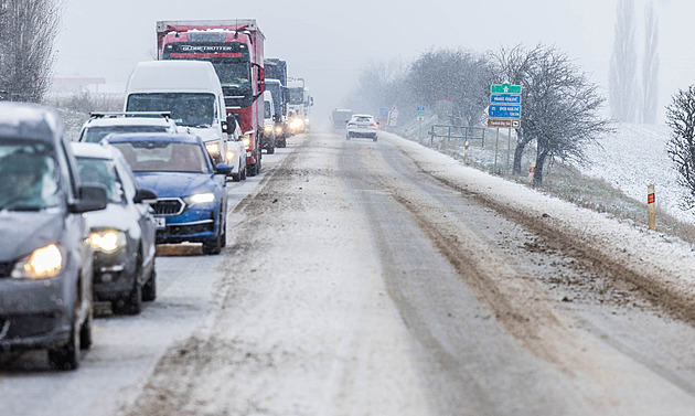 Ledovka, uvízlé kamiony, rozbředlý sníh. Sníh komplikuje dopravu hlavně na Vysočině
