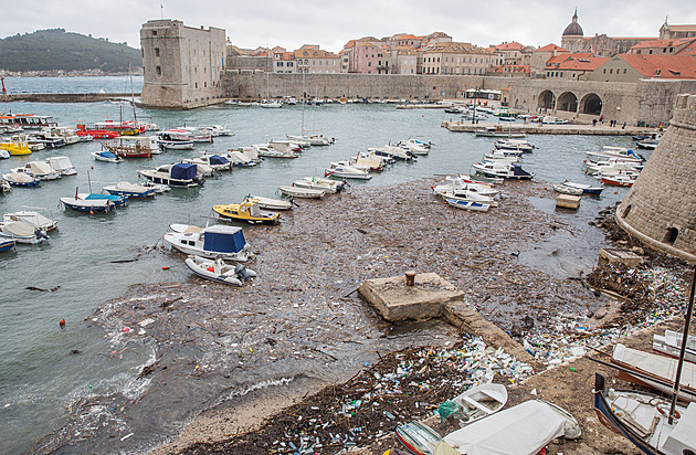 Perla Jadranu má vadu na kráse. Dubrovník zaplavily odpadky z Albánie