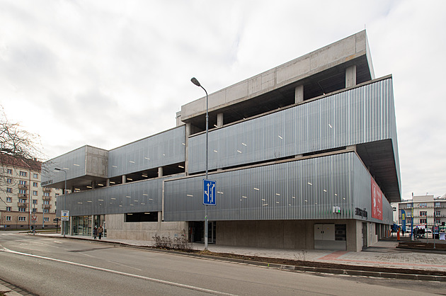 Nový parkovací dům u areny v Pardubicích je poloprázdný. A nevydělá si na sebe