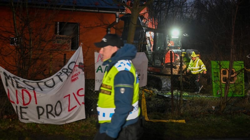 Policie obsadila dům v ostravské Bedřišce, který bránili aktivisté. Okamžitě začala demolice
