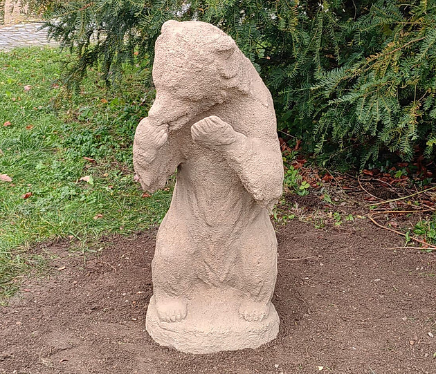 Poničené sochy ze Zahrady vzpomínek jsou opravené, policie dopadla vandala