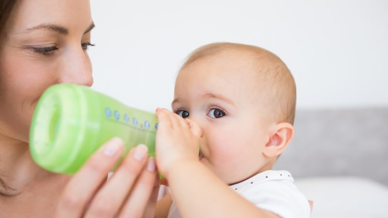 Mléko pro batolata může být kontaminováno. Nestlé stahuje celou šarži