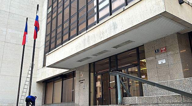 Metnar nechal sundat ukrajinskou vlajku z budovy ministerstva vnitra