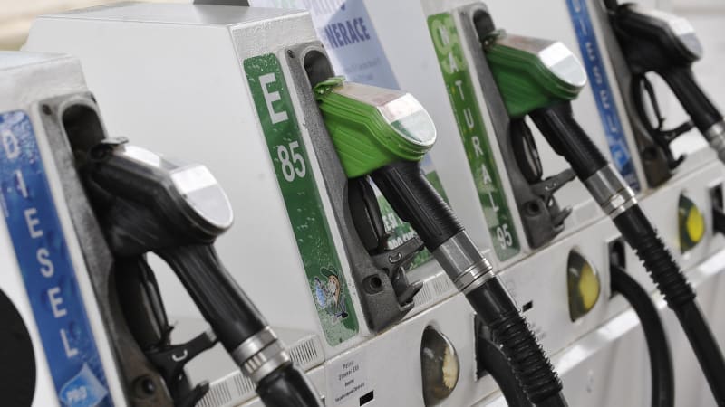 Paliva jsou nejlevnější od léta 2021. Jejich cena ale podle analytiků brzy vystřelí nahoru