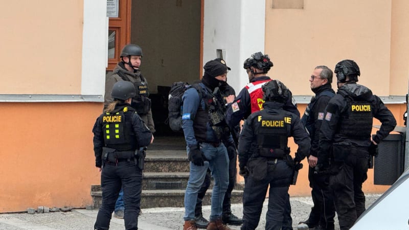 Nahlášená střelba na pražské škole: Na místě zasahovali policisté se samopaly